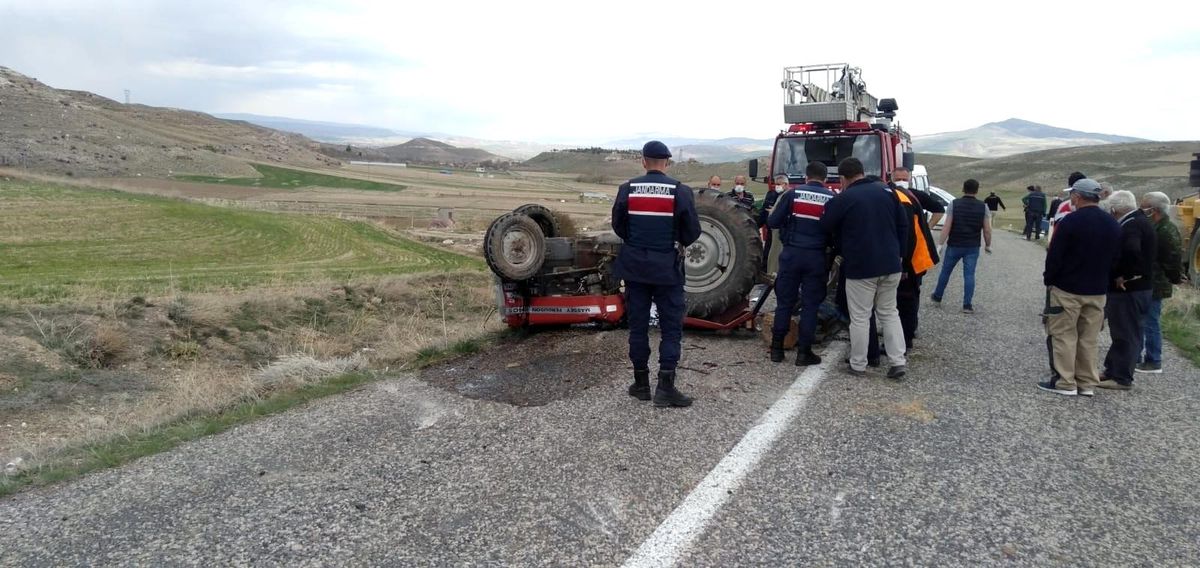 Devrilen traktörün altında kalan bir kişi hayatını kaybetti