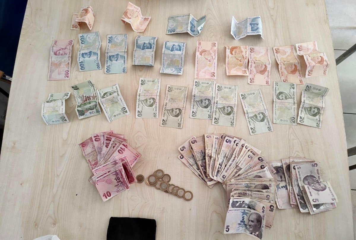 Dilencinin sakladığı paralar iç çamaşırından çıktı
