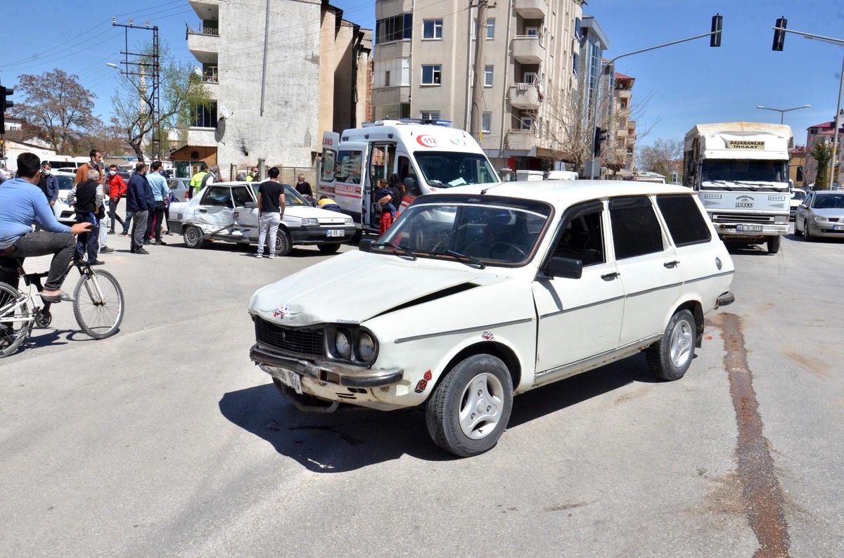Elbistan\'da trafik kazası: 3 yaralı