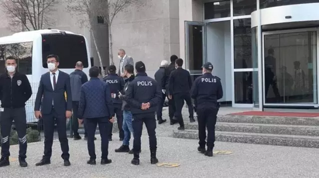 Emekli 5 amiral ve 1 general adli kontrolle serbest bırakıldı Emekli 5 amiral ve 1 general adli kontrolle serbest bırakıldı