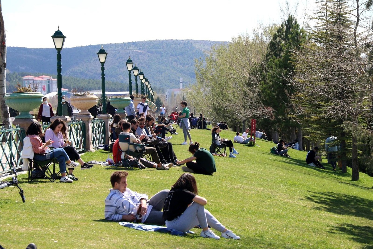 Güneşli havayı gören su kenarı ve parklara koştu
