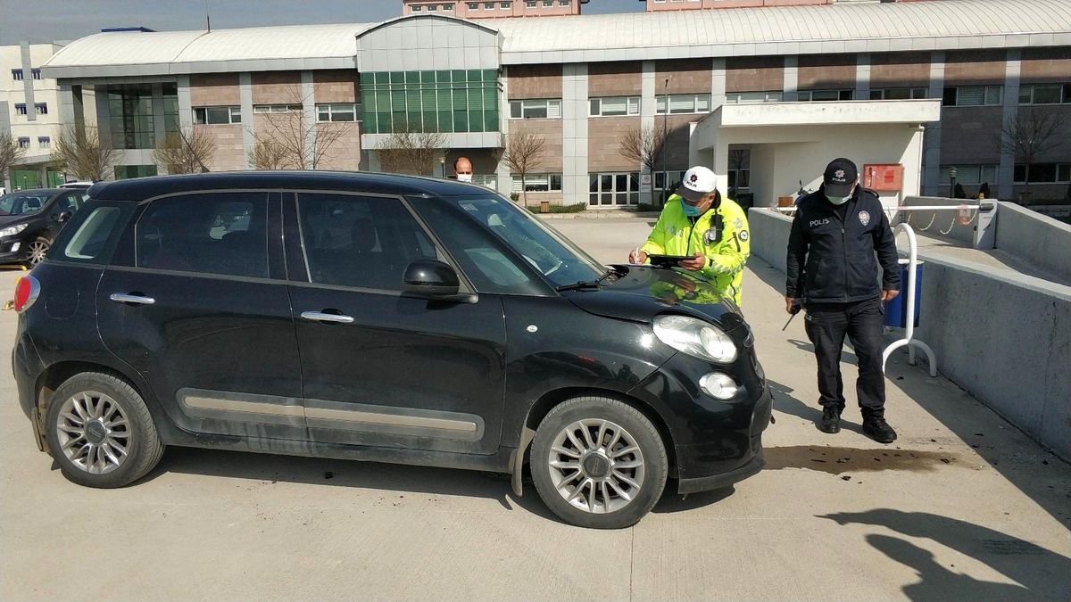 Hastanenin otoparkının duvarına çarpan ehliyetsiz sürücü yaralandı