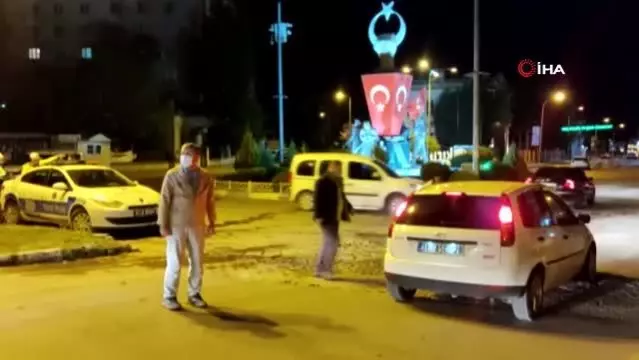 Hatay'ın Kırıkhan İlçesinde sokağa çıkma kısıtlaması dolayısıyla denetim yapıldı Hatay'ın Kırıkhan İlçesinde sokağa çıkma kısıtlaması dolayısıyla denetim yapıldı