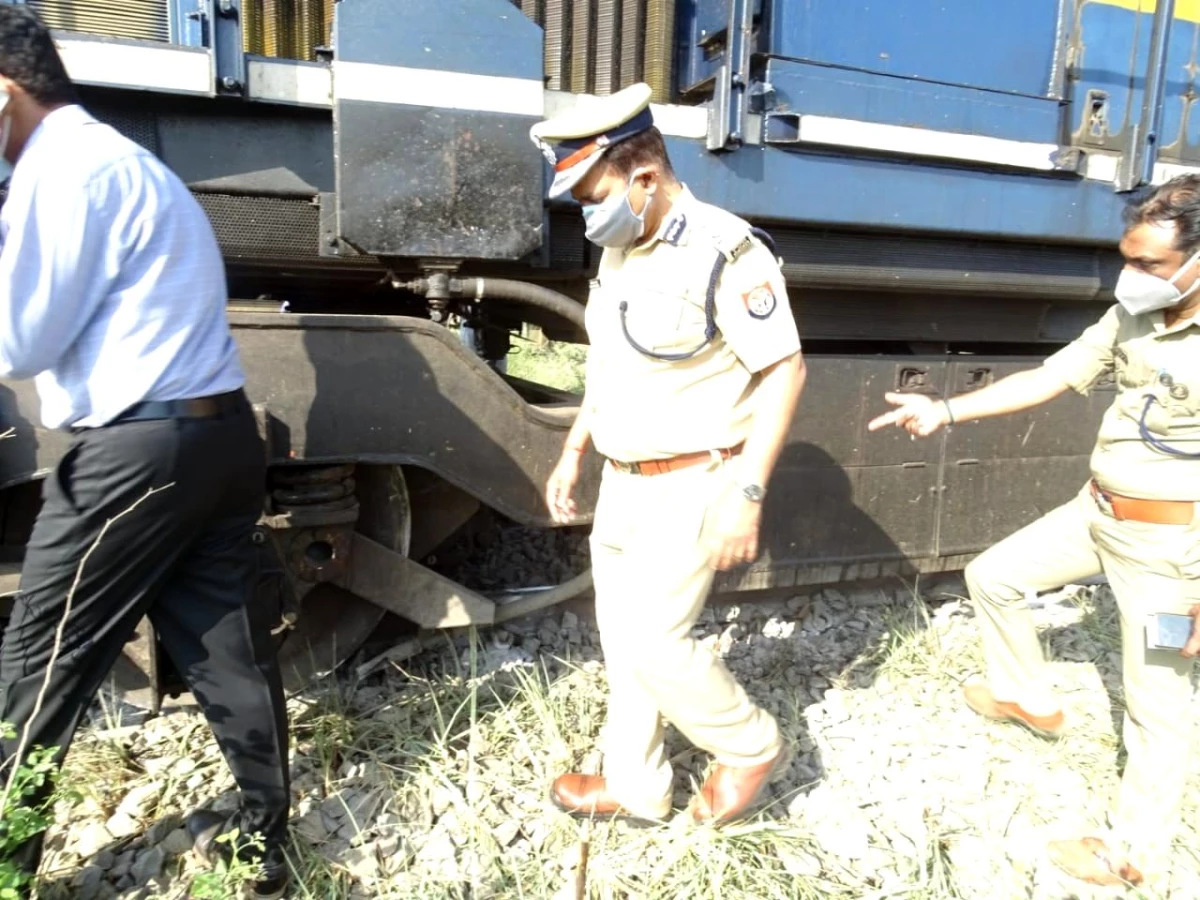 Hindistan\'da yolcu treni kamyona çarptı: en az 5 ölü