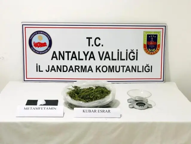 Jandarmadan uyuşturucu satıcılarına suçüstü