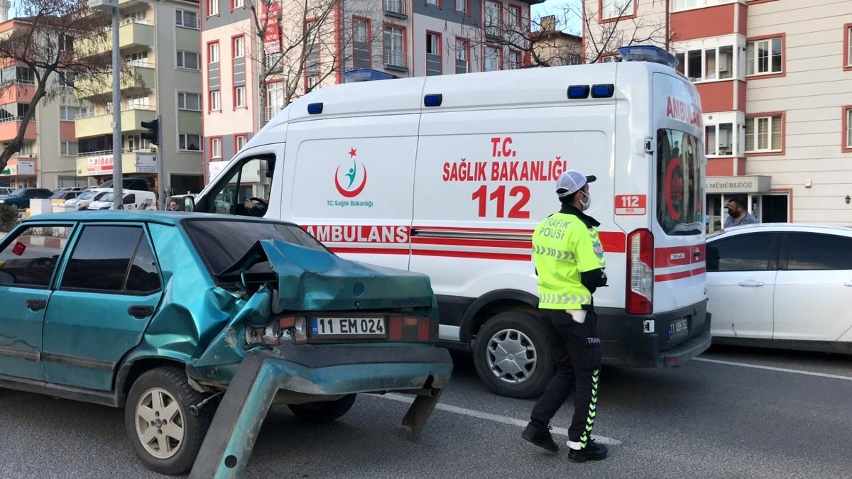 Bilecik\'te kamyonetin çarptığı otomobilin sürücüsü yaralandı