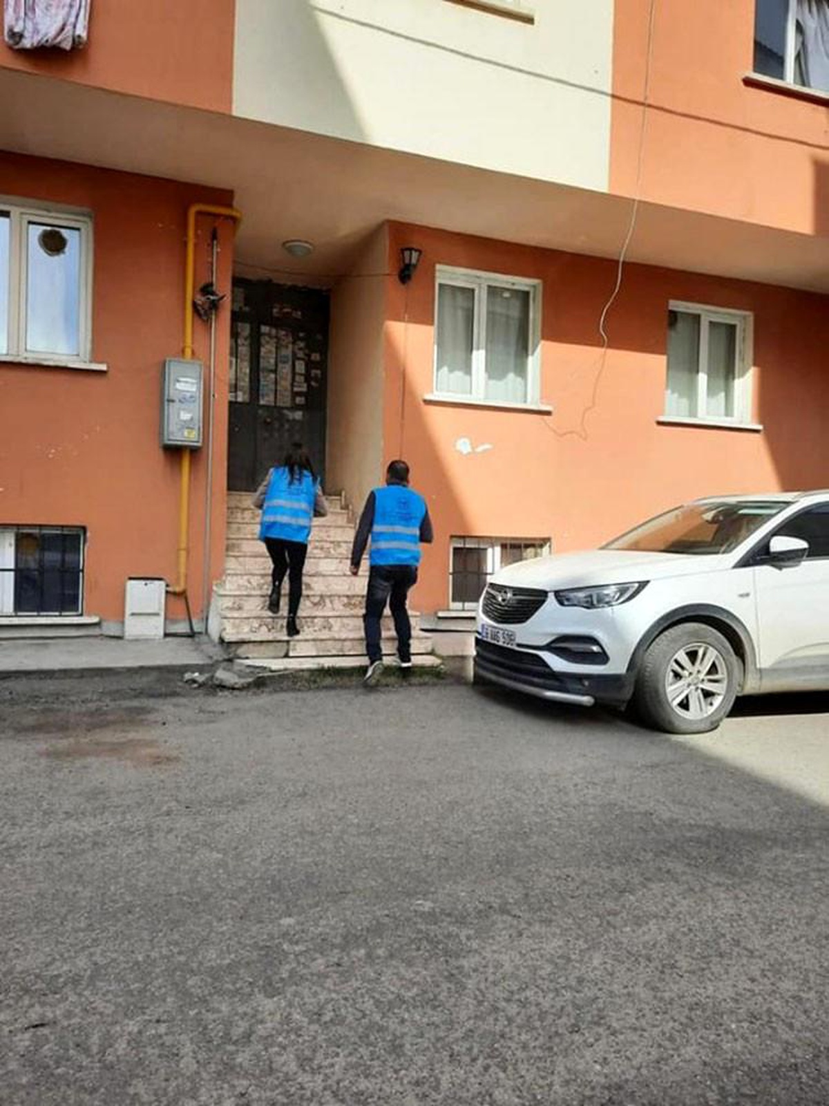 Kars\'ta binalara uyarıcı yazılar asılıyor
