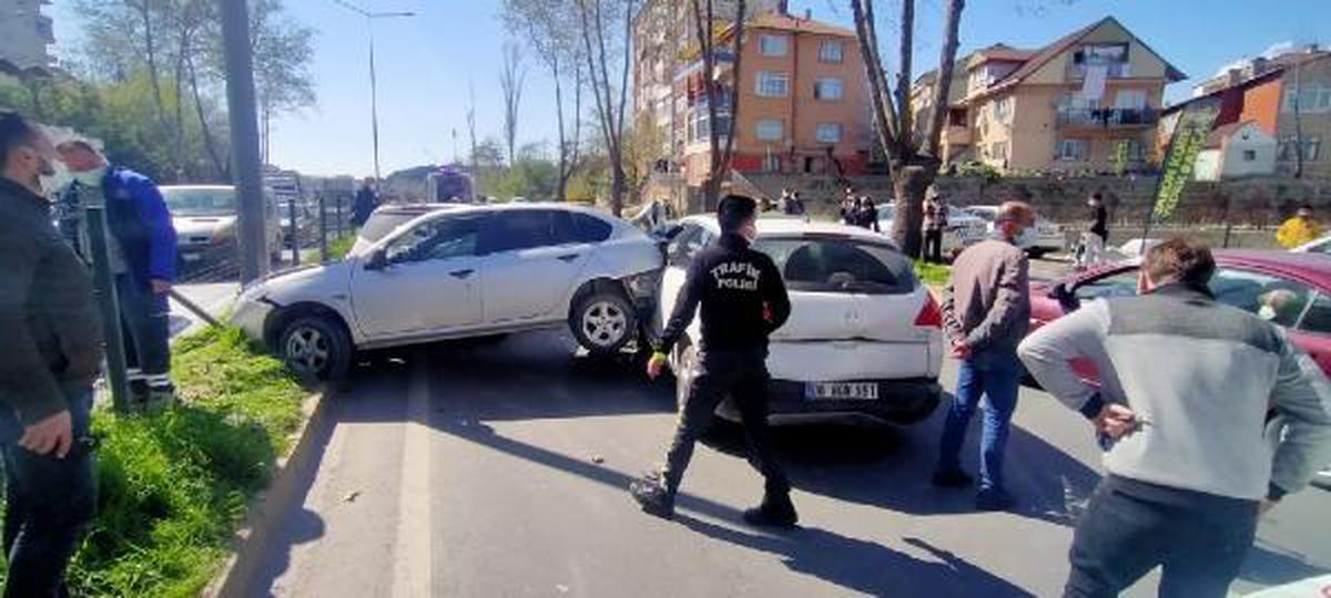 Son dakika haber! Kazaya bakmak için yavaşlayınca 5 araç çarpıştı: 3 yaralı
