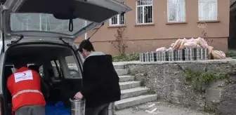 Kızılay gönüllüleri evleri dolaşarak sıcak yemek dağıtıyor