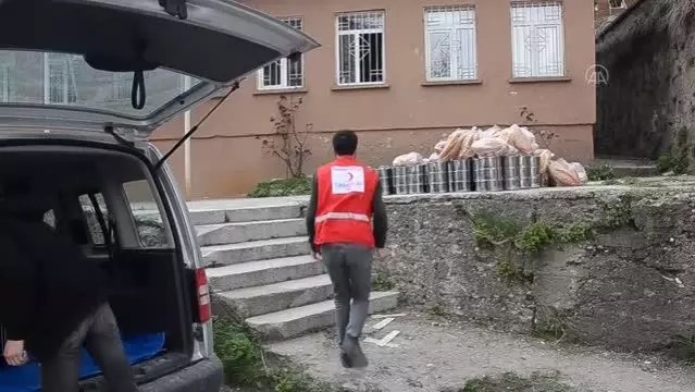 Kızılay gönüllüleri evleri dolaşarak sıcak yemek dağıtıyor