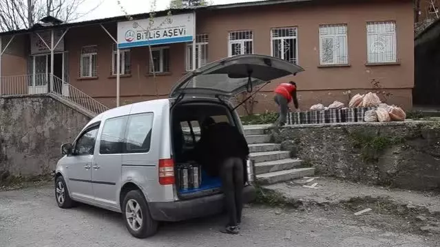 Kızılay gönüllüleri evleri dolaşarak sıcak yemek dağıtıyor