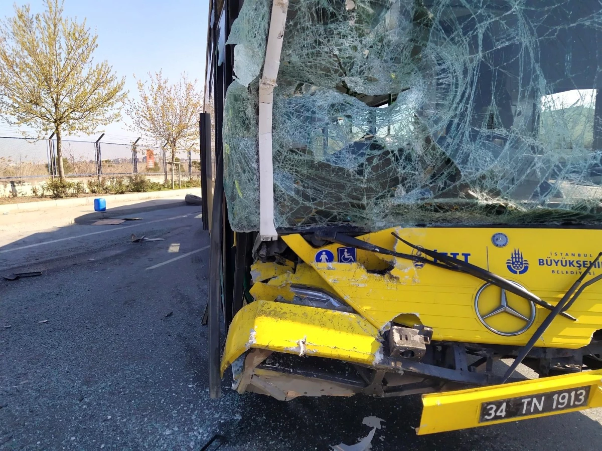 Kontrolden çıkan İETT otobüsü emniyet şeridindeki servis minibüsüne çarptı: 1 yaralı