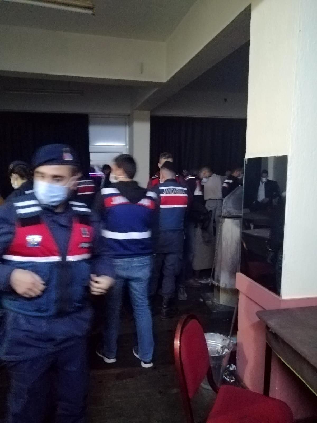Kumarhane kurdular, kamera ile izlediler ama gizli bölmeden kaçarken Jandarmaya yakalandılar