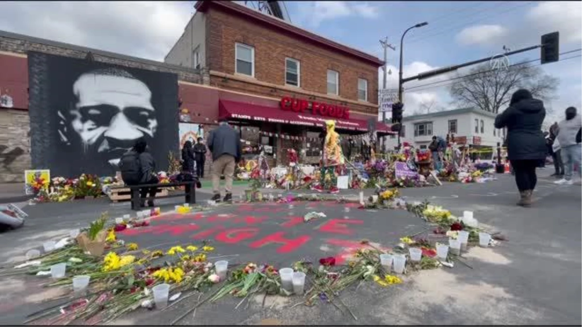 MİNNESOTA - Floyd taraftarları Minneapolis\'teki anıta çiçek bıraktı