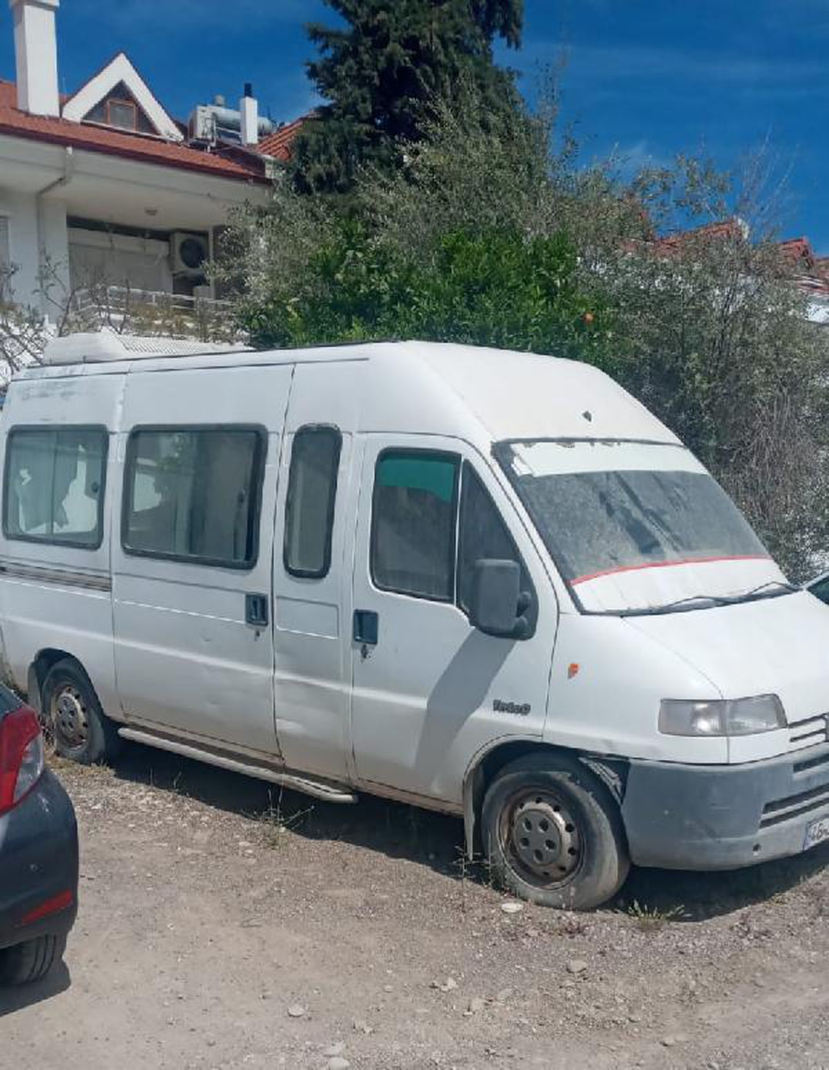 Muğla\'da çekiciyle minibüs çalan 2 şüpheli yakalandı