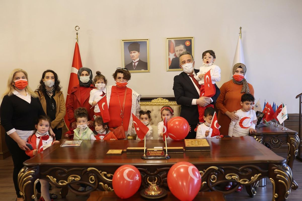 Nevşehir Belediye Başkanı, minik misafirlerini makamında konuk etti