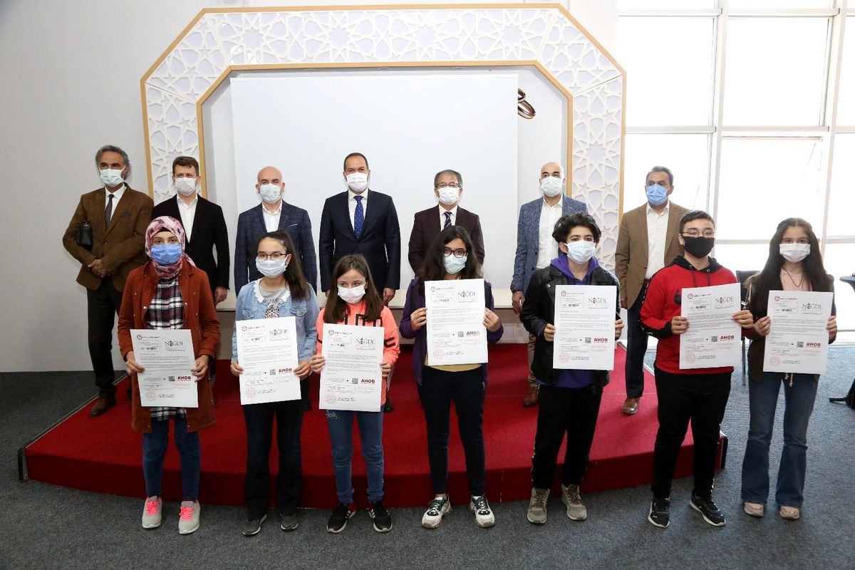 Niğde Belediye Başkanı Özdemir Pandemide Öğrencilerin yanında