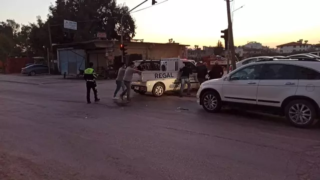 Samandağ'da 2 otomobil çarpıştı: 1 yaralı Samandağ'da 2 otomobil çarpıştı: 1 yaralı