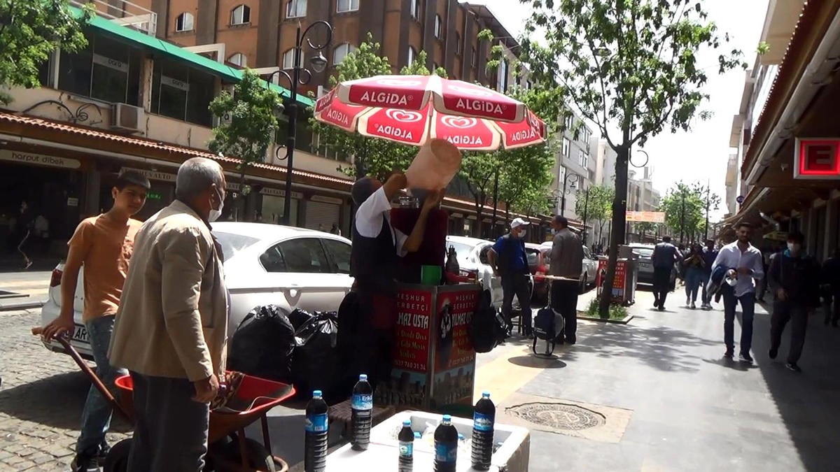 Ramazan ayının vazgeçilmezi, meyan şerbeti tezgahta yerini aldı