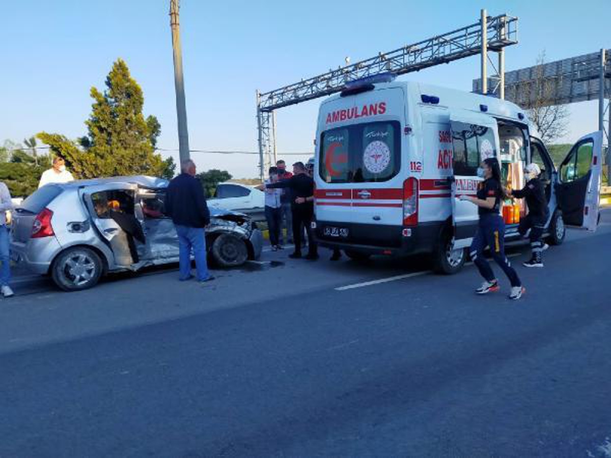 Sakarya\'da iki otomobil kavşakta çarpıştı: 1 ölü, 3 yaralı