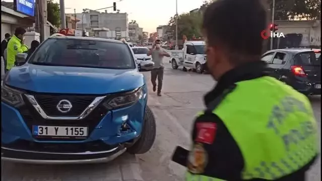 Samandağ'da 2 otomobil çarpıştı: 1 yaralı Samandağ'da 2 otomobil çarpıştı: 1 yaralı