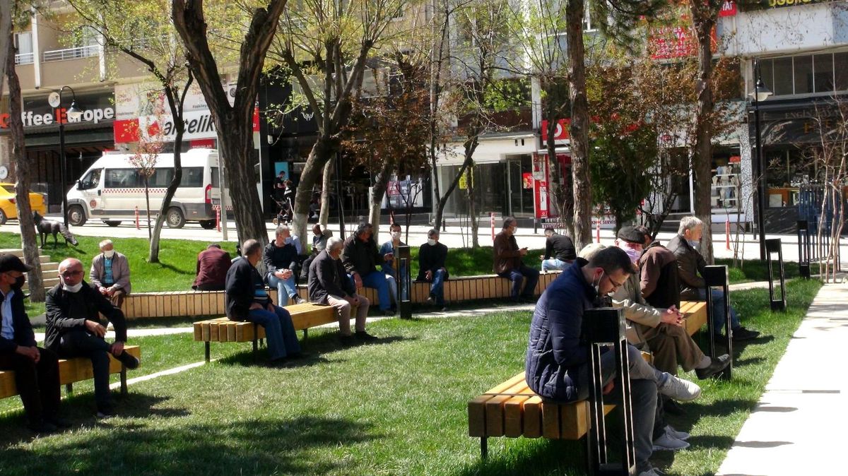 Sıcak hava Bilecikleri sokağa döktü