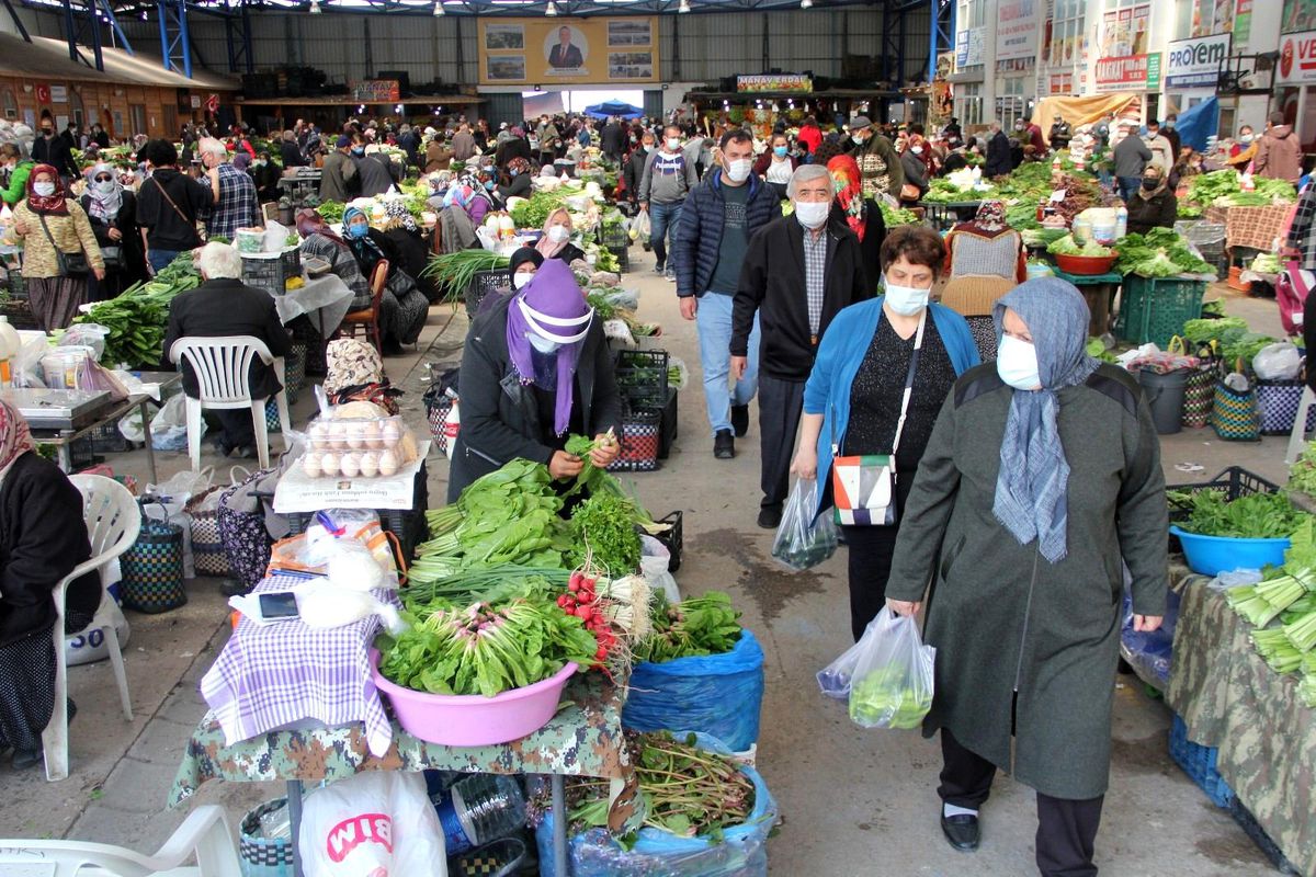 Sinop\'ta 3 günlük kısıtlama öncesi pazarda yoğunluk