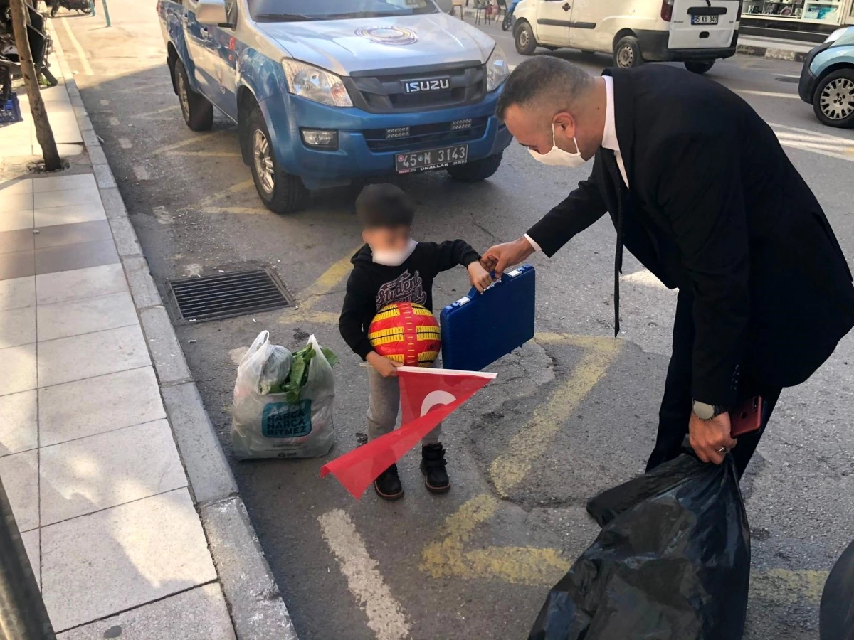 Sokaktan geçimlerini sağlayan çocukları unutmadılar