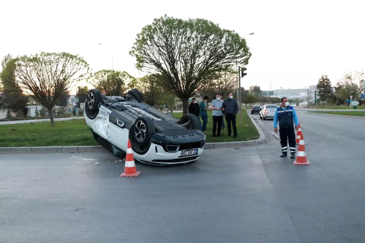 Takla atan araçtan yaralıyı belediye çalışanı kurtardı