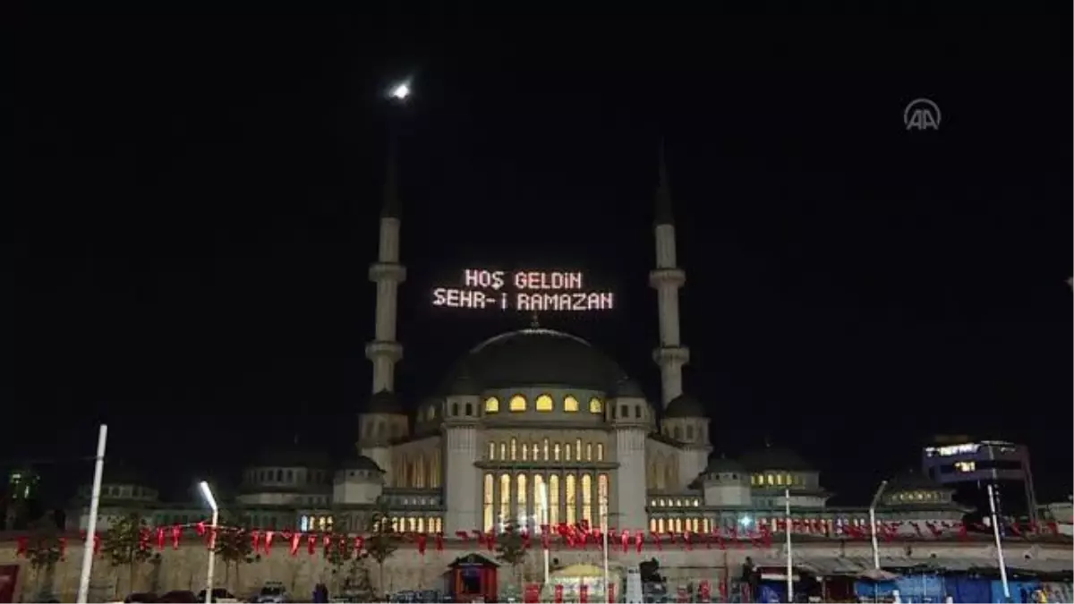 Taksim Meydanı\'na yapılan camiye ilk kez ramazan mahyası asıldı