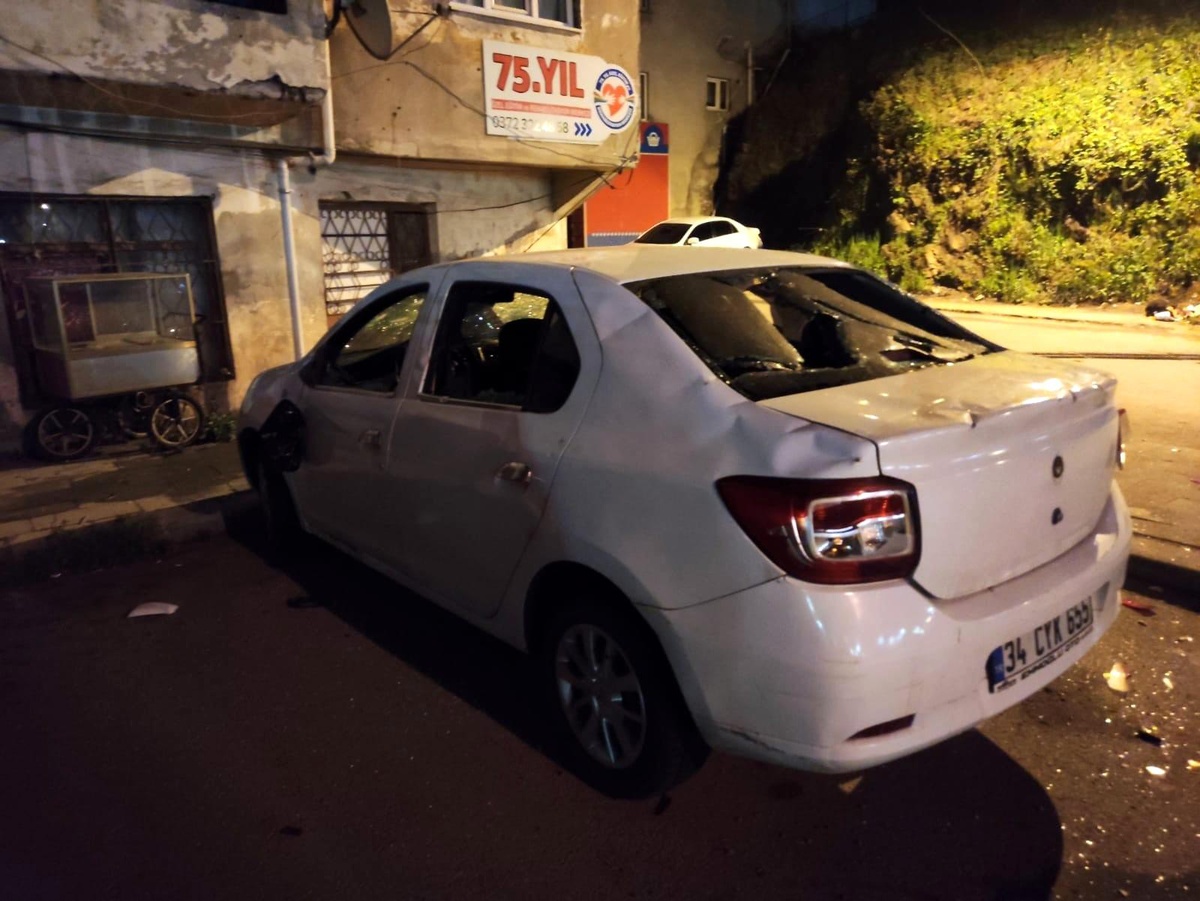 Tartıştığı kişinin aracına saldırdı