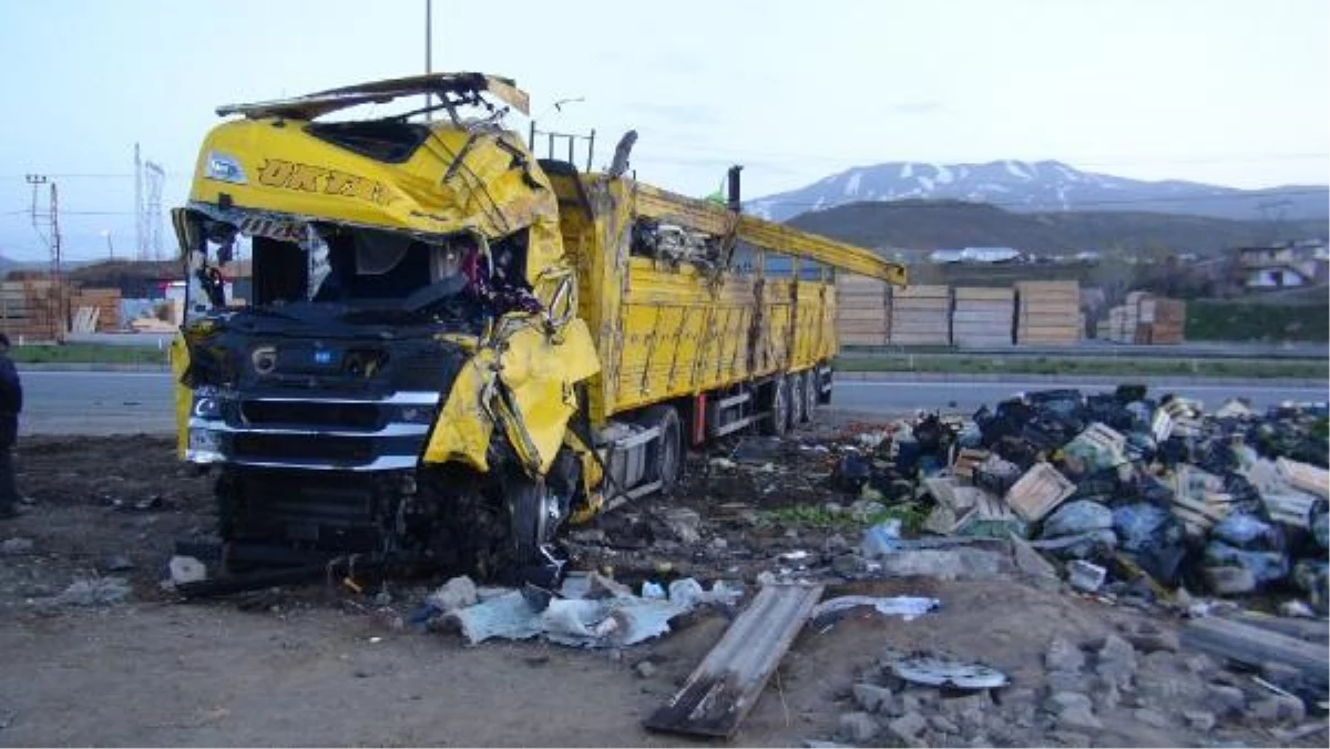 Son dakika haberi | Tatvan\'da TIR ile kamyonet çarpıştı: 1 ölü, 2 yaralı