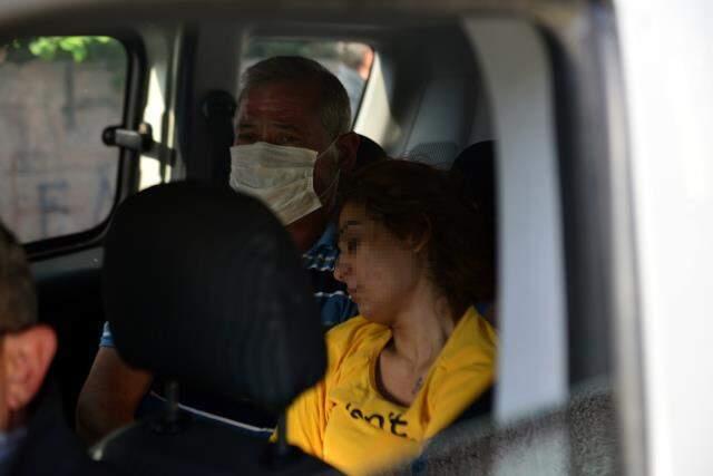 Uyuşturucu krizine giren genç kız evdeki eşyaları kırıp, kendini banyoya kilitledi Uyuşturucu krizine giren genç kız evdeki eşyaları kırıp, kendini banyoya kilitledi