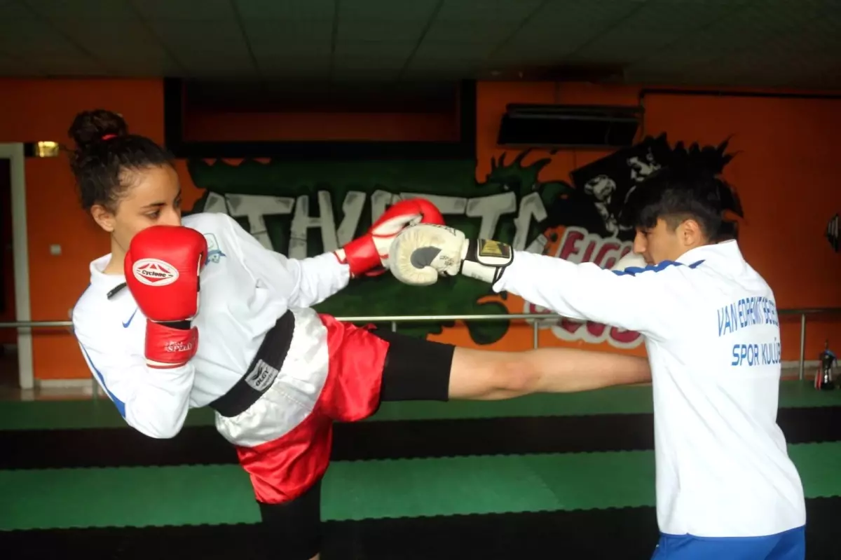 Vanlı sporcuların kick boks başarısı