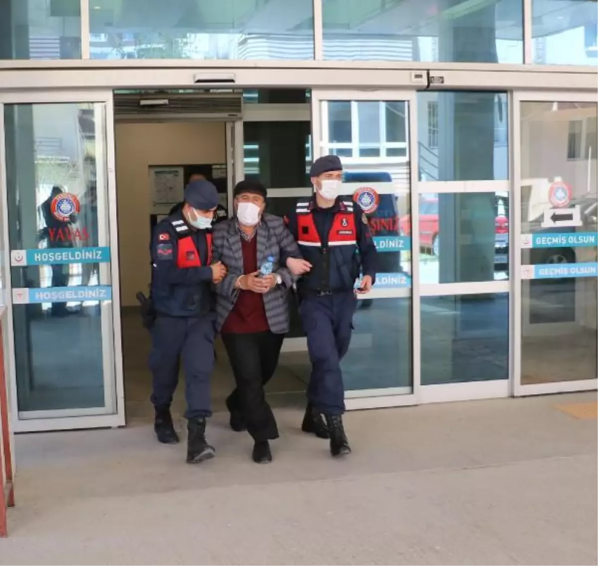 Yatakta uygunsuz yakaladığı gelini ile erkeği öldürdü