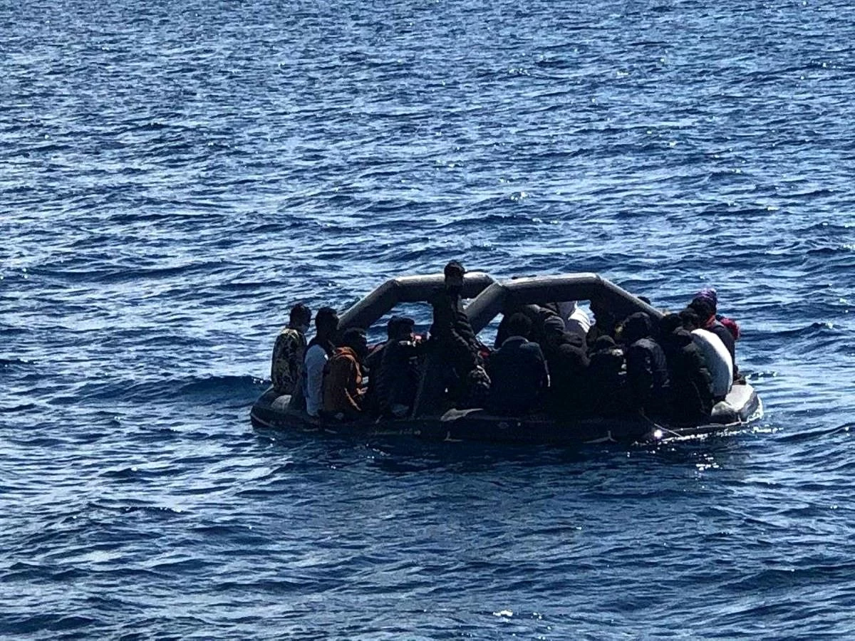 Yunanistan unsurlarınca geri itilen 36 düzensiz göçmen kurtarıldı