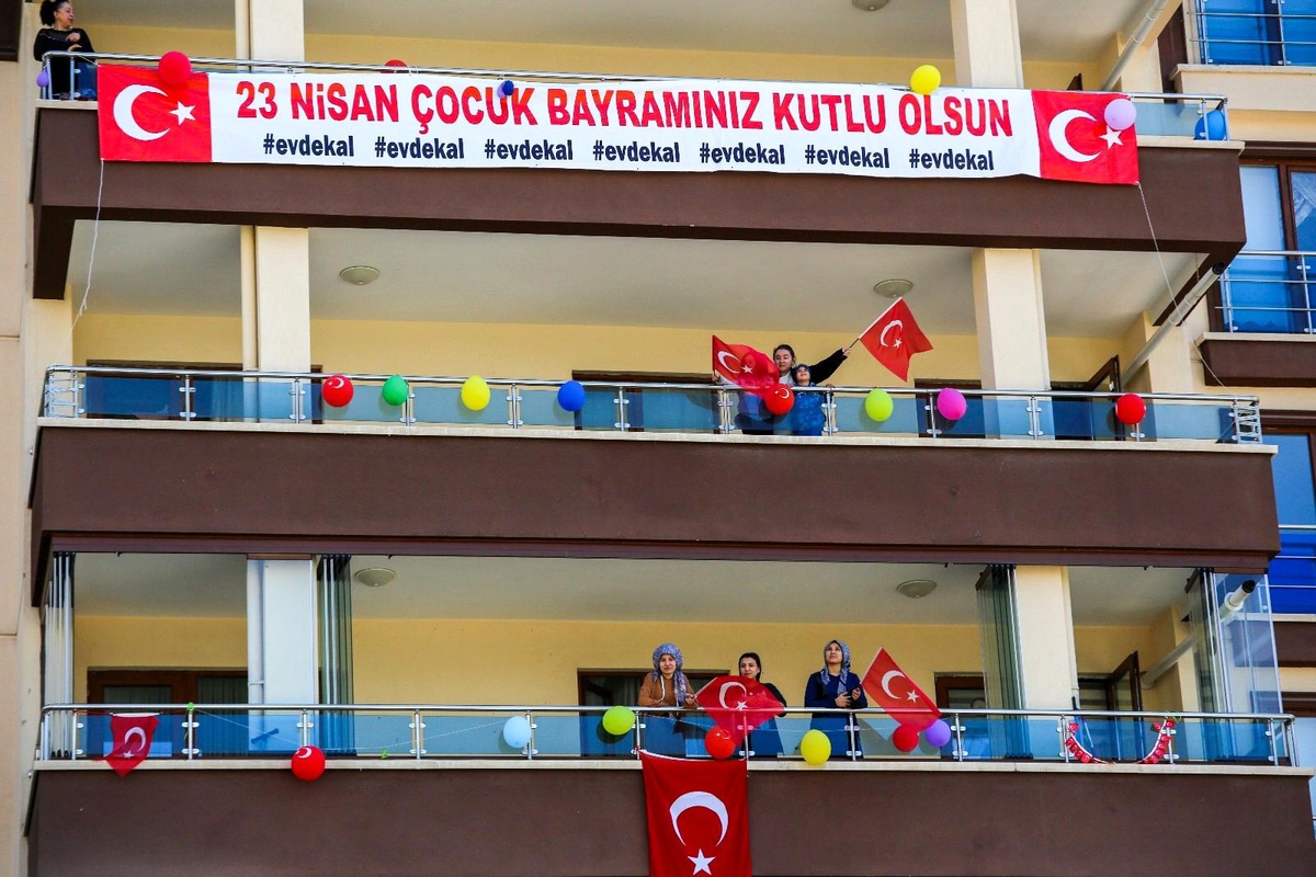 15 katlı apartmanı süsleyip 23 Nisan\'ı kutladılar