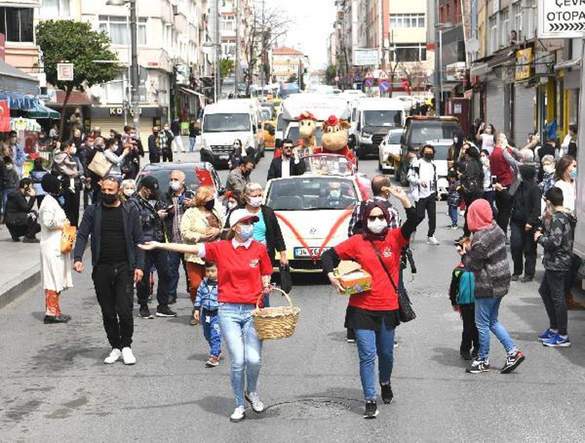 Son dakika haberi... 23 Nisan\'a özel çocuklara köpük balon hediye edildi