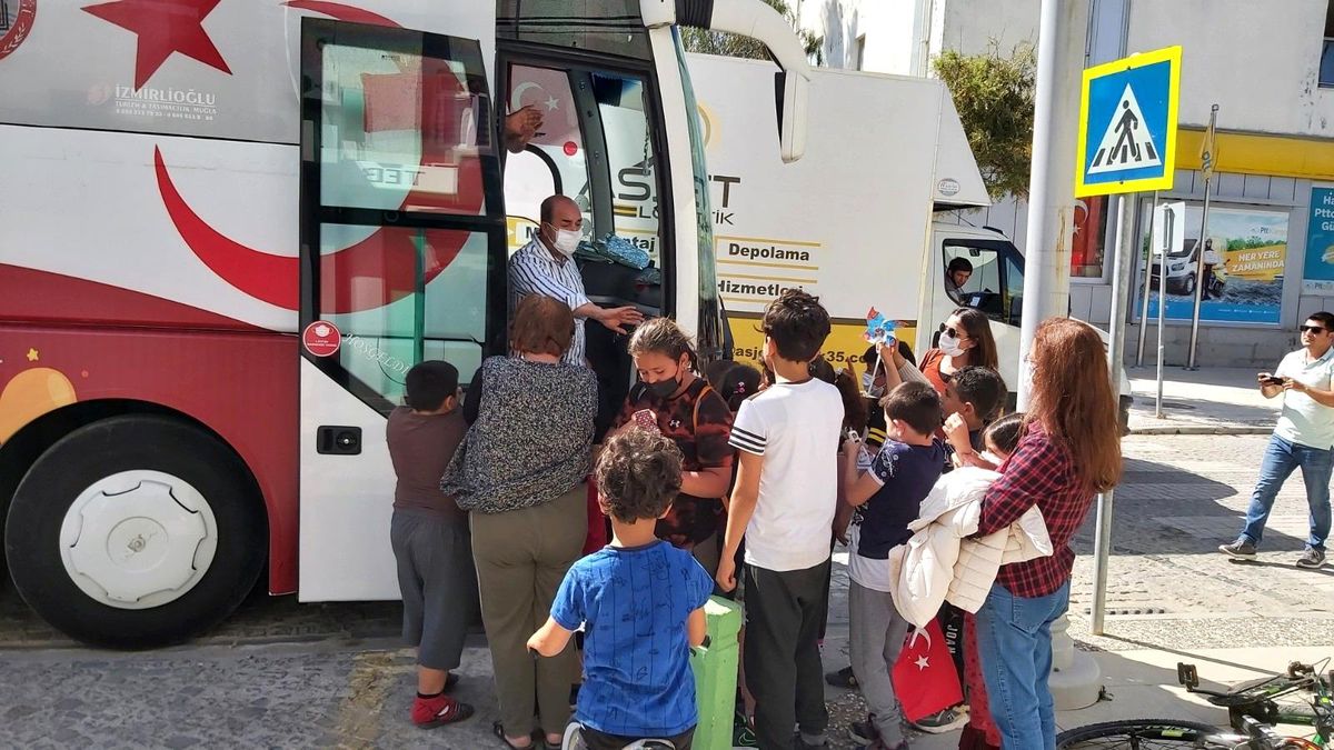 Son dakika haberleri! 23 Nisan Çocuk Otobüsü Datça\'da çocukları sevindirdi