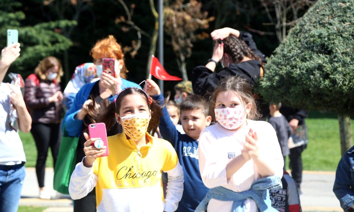 23 Nisan coşkusu Maltepe sokaklarına taştı