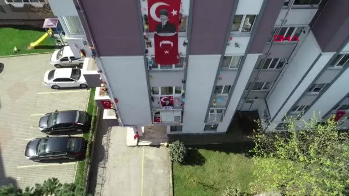 23 Nisan\'da apartmanların dış cephelerine oyuncak astılar