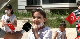 23 Nisan'ı balkonlarda kutladılar