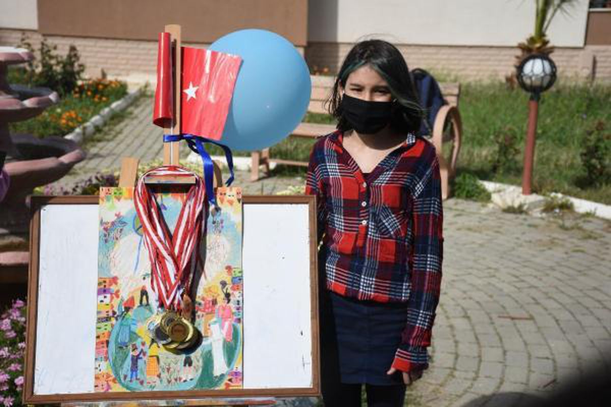 23 Nisan için logo tasarlayan Simay\'a AK Parti\'den ziyaret