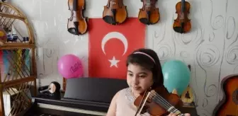 9 yaşındaki Ceren'den kemanlı 23 Nisan kutlaması