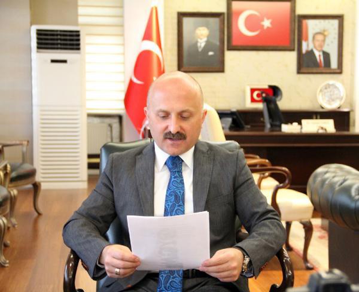 Ağrı Valisi Varol, çocuklar için masal okudu