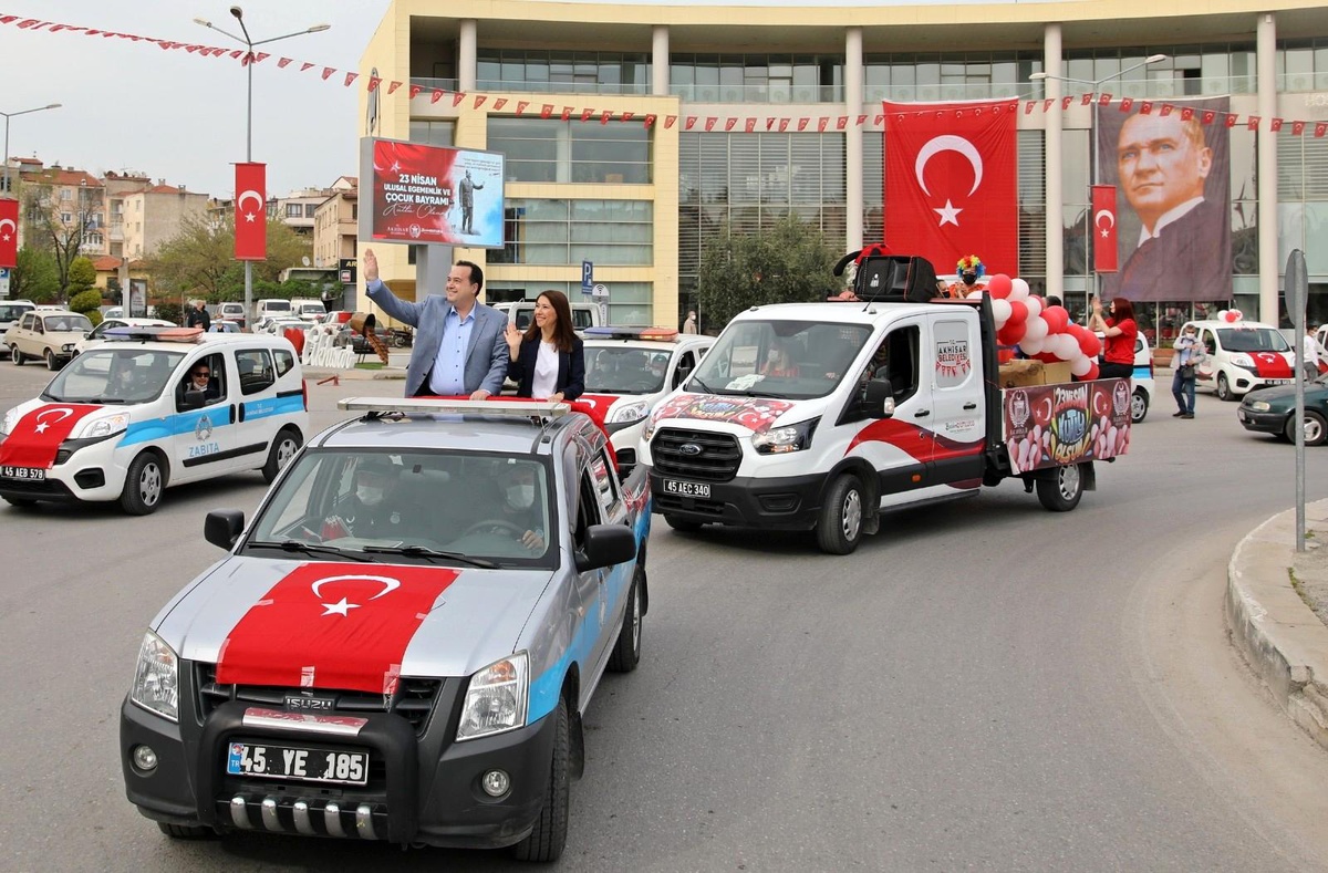 Akhisar Belediyesi\'nden coşkulu 23 Nisan konvoyu