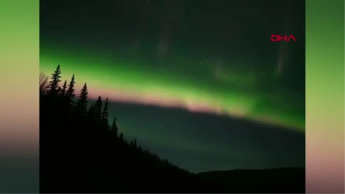 Alaska\'da Kuzey Işıkları\'nın gökyüzündeki büyüleyici dansı kamerada