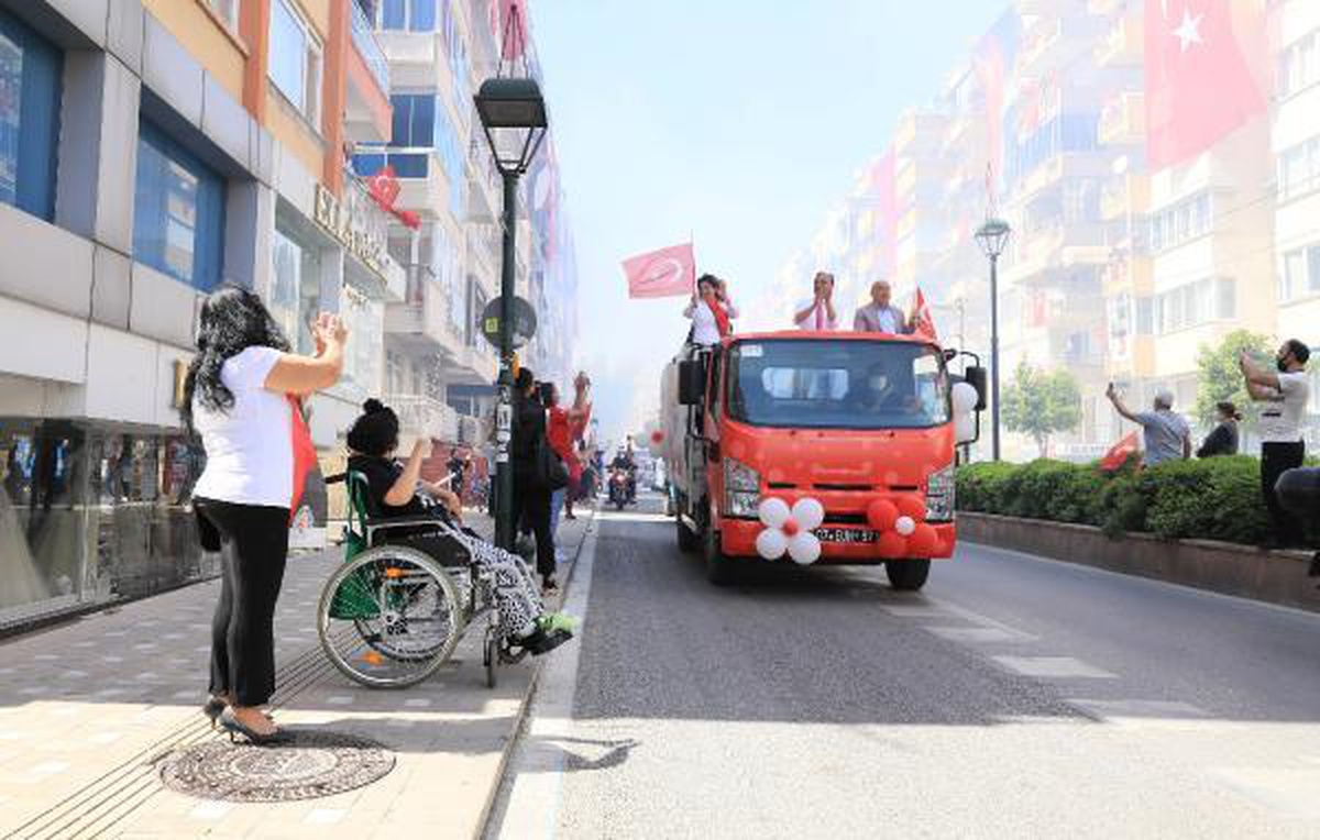 Antalya sokaklarında 23 Nisan coşkusu; balkonlardan izlediler