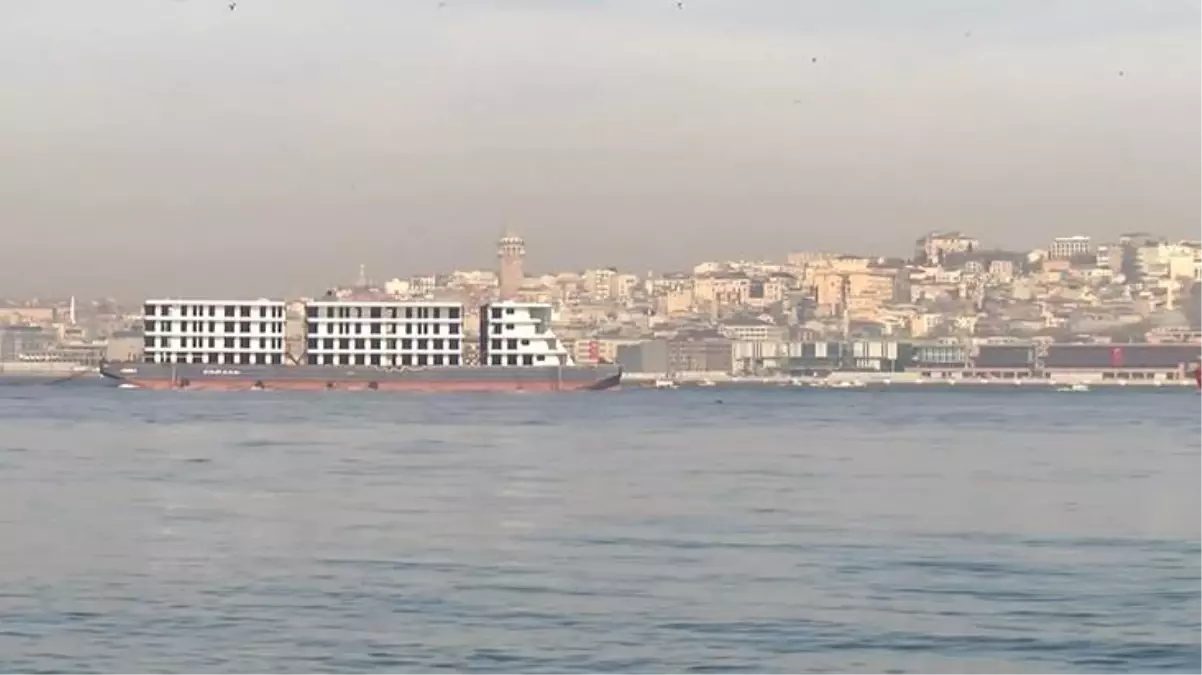 Apartmanı andıran Panama römorkörü İstanbul Boğazı\'ndan geçti