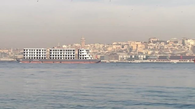 Apartmanı andıran Panama römorkörü İstanbul Boğazı'ndan geçti